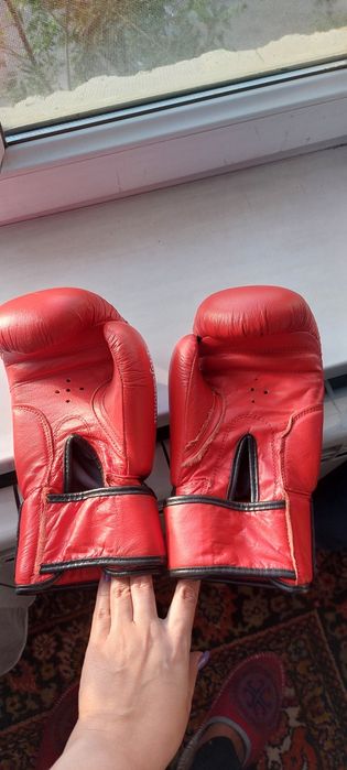 Продаются боксёрские перчатки кожаные