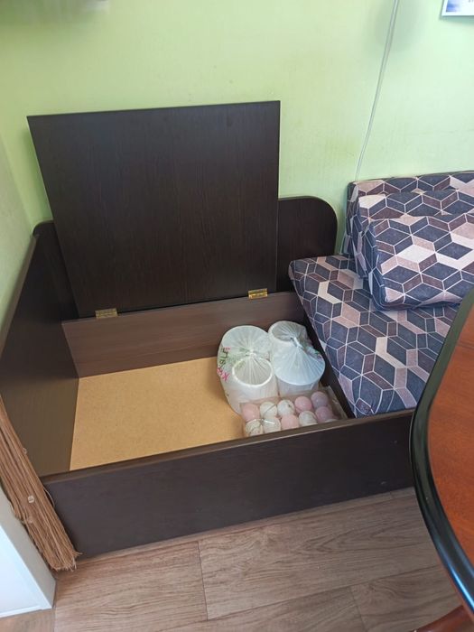 Стол стулья диванчик