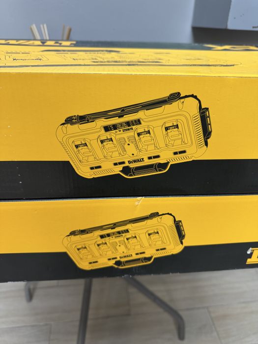 Statie de incarcare Dewalt 4 acumulatori DCB104
