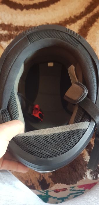 Vând cască aproape nouă