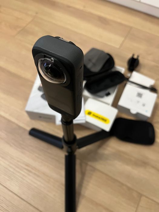 Екшън камера Insta360 x3, като нова с много аксесоари включени към цената!