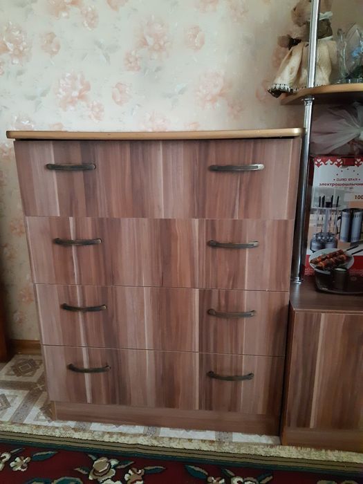 Продам угловой шкаф с комодом