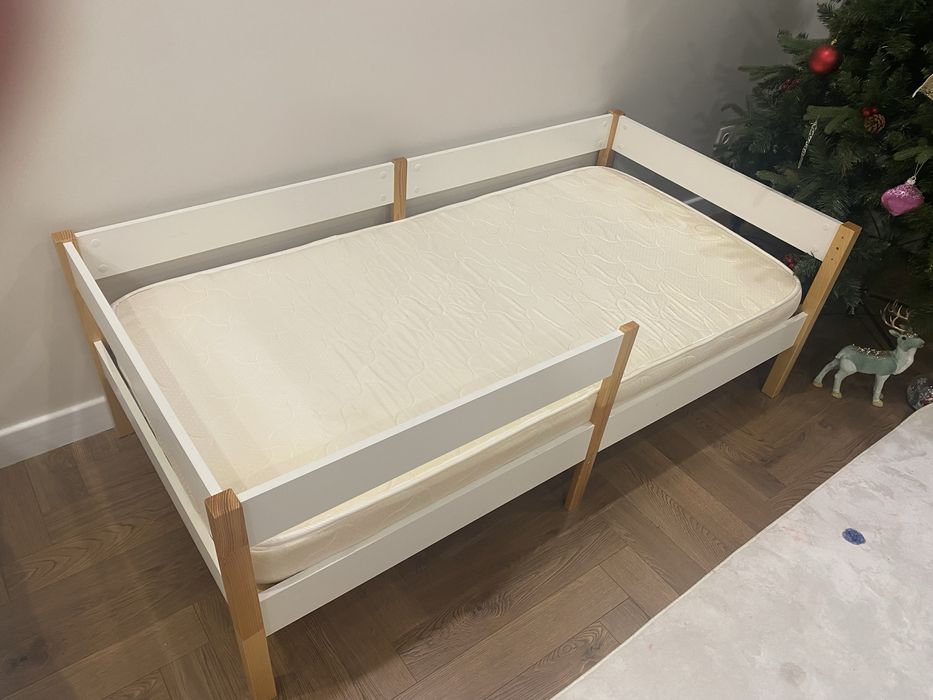 Продам детскую кровать с матрасом