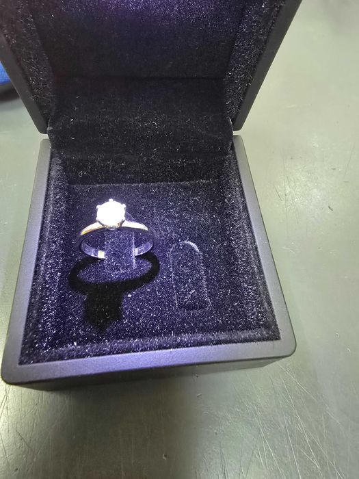 Дамски пръстен с диаманд