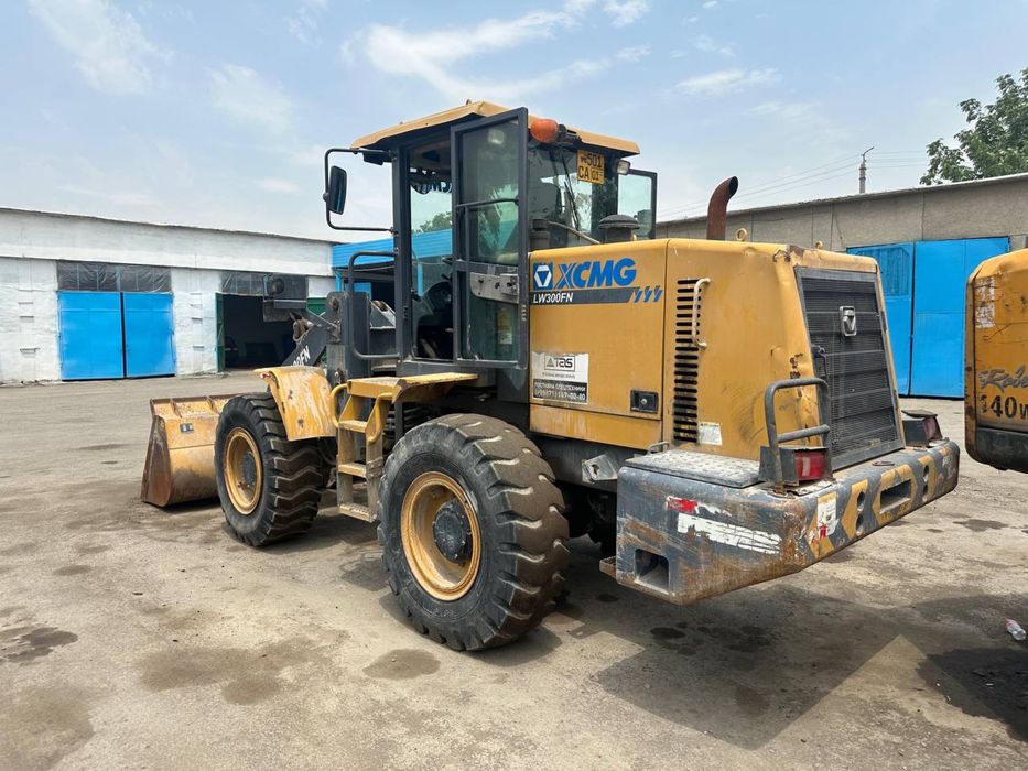 фронтальный погрузчик XCMG LW300FN.