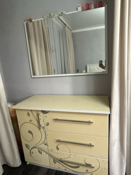 Комод с зеркалом