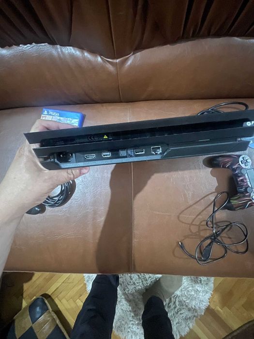 playstation 4 PRO  2 controlere + 3 jocuri (FIFA , THE CREW 2, FORNITE