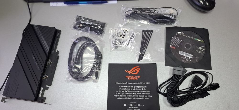 Adaptor PCIe pentru SSD-uri M.2 NVMe. ASUS ROG Hyper M.2 Card