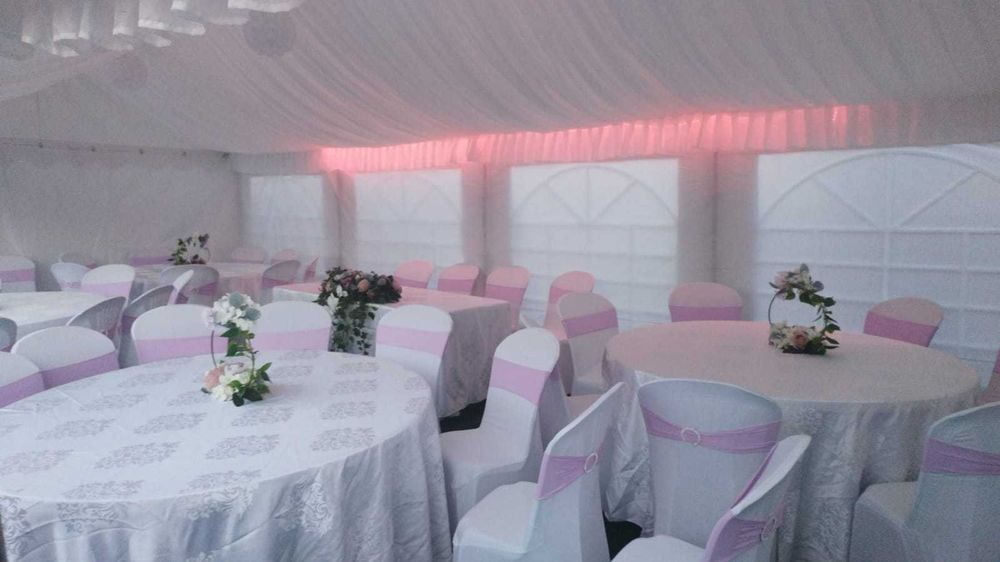 Corturi pentru evenimente și aranjamente florale