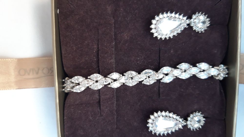 Bijuteri: cercei și brățara elegante