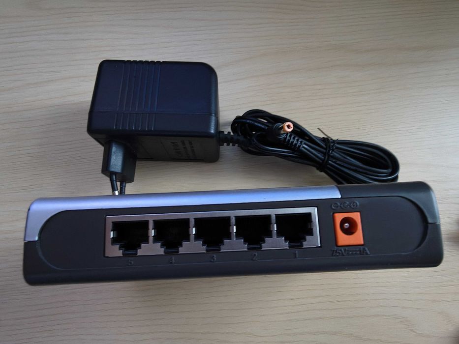 Switch D-Link DES-1005 5 porturi 10/100Mbps. Alimentator original. Impecabil!