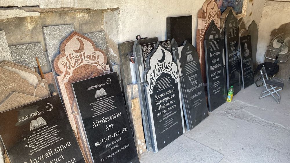 Памятники кок тас ескерткіштер