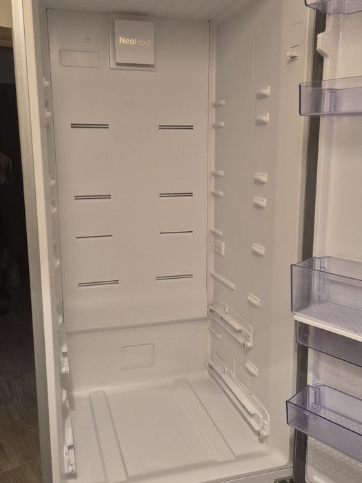 Beko B3RCNA404HDXB1 – Combină No Frost, 355 L, Inox, Dispenser