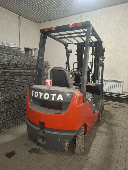 Вилочный погрузчик Toyota (кара)