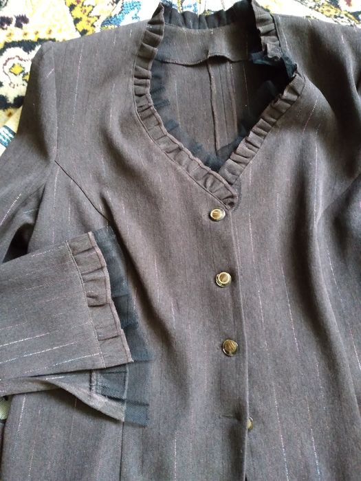 Продам женские костюмы