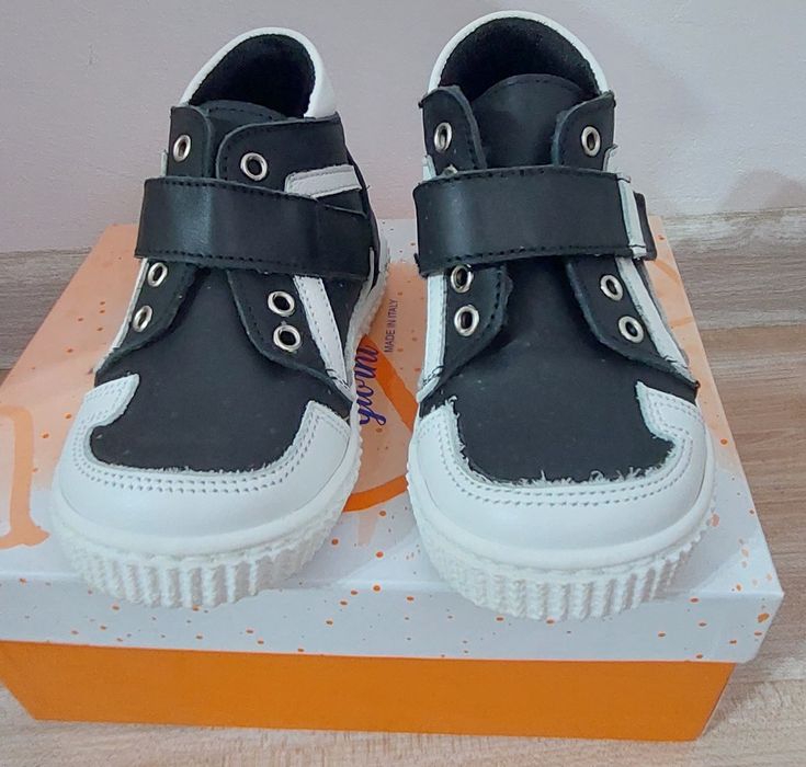 Adidasi de piele nr 22 noi la cutie cu eticheta