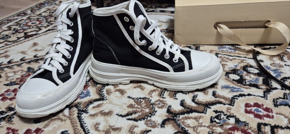 Продам детскую обувь. На девочку.