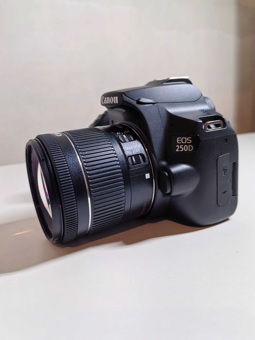 Камера CANON EOS 250D kit