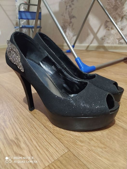 Продаю две пары красивые туфли