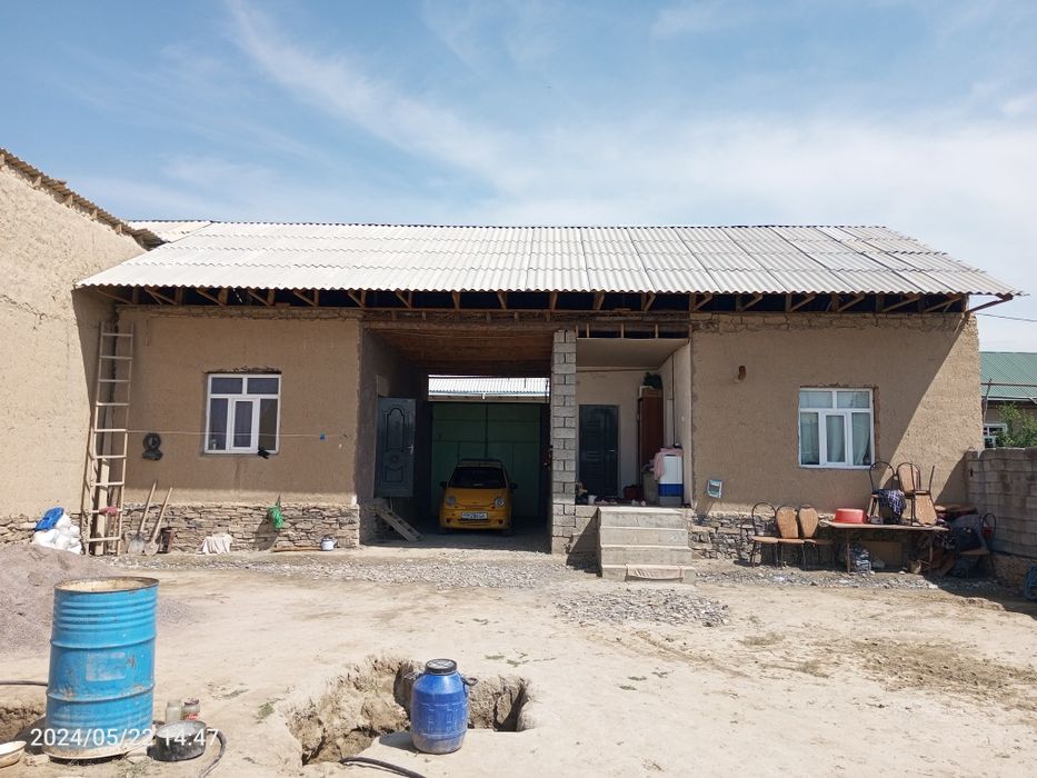 Уй сотилади участка 4 хонаси бор яшаш учун газ свет сув бор дакументла