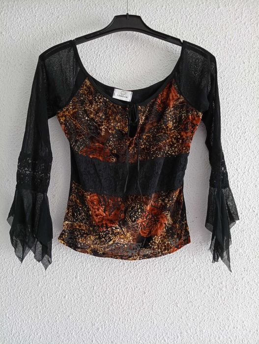 Bluza cu maneci evazate din plasa