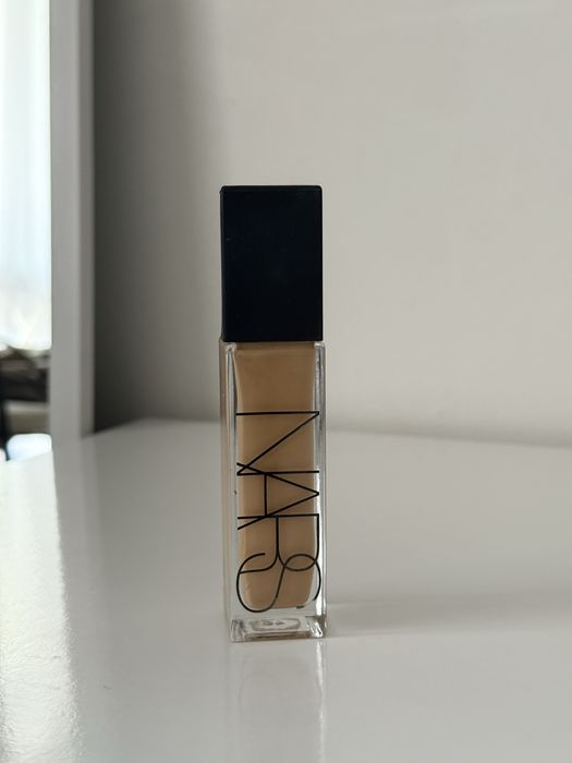 NARS Стойкий тональный крем Natural Radiant Longwear Foundation