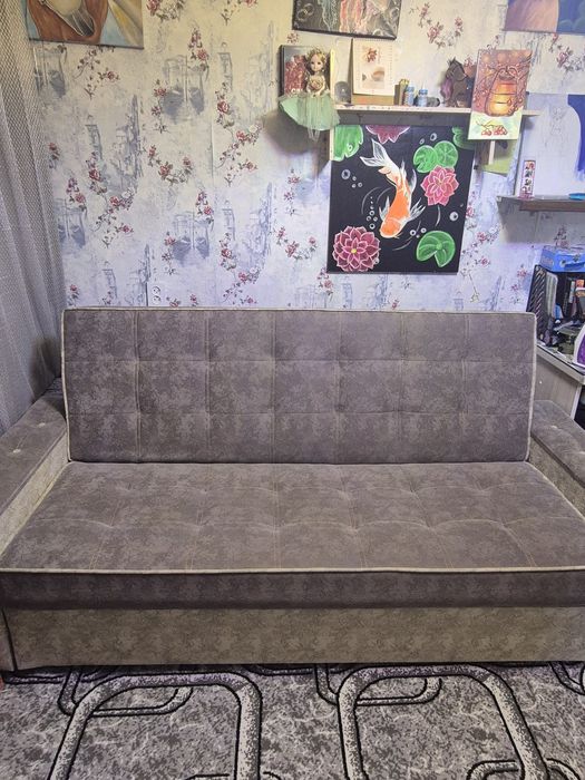 Диван продаётся. Кошек в доме не и собак тоже.