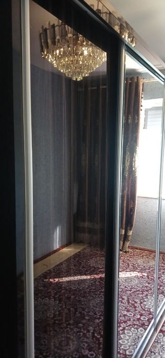 Акрил Шкаф  эшиклари роликли холати  яхши