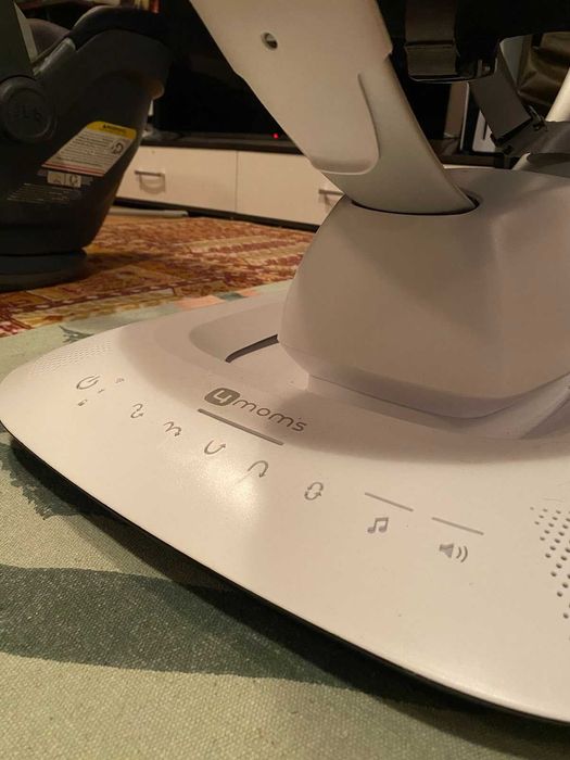 MamaRoo 5 с подложка за новородено