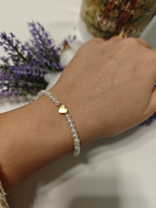 Bratara hand-made cu perlute si inima placata cu aur