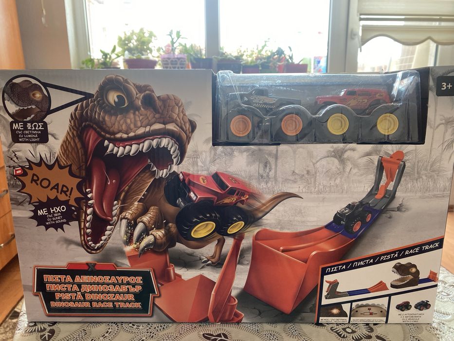 Писта с динозавър