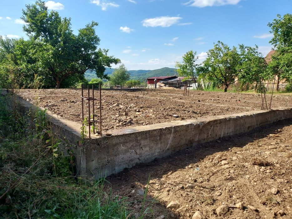 Inchiriez miniexcavator cu operator pentru diferite activități picon