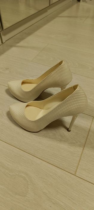 Елегантни дамски обувки на висок ток в перлен цвят