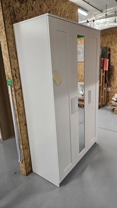 Трикрилен гардероб