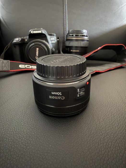 Продавам Canon EOS 77D + 4 обектива + светкавица + подарък фото раница Hama