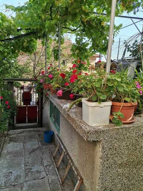 Продава се самостоятелно двуетажно жилище в масивна къща в гр. Попово