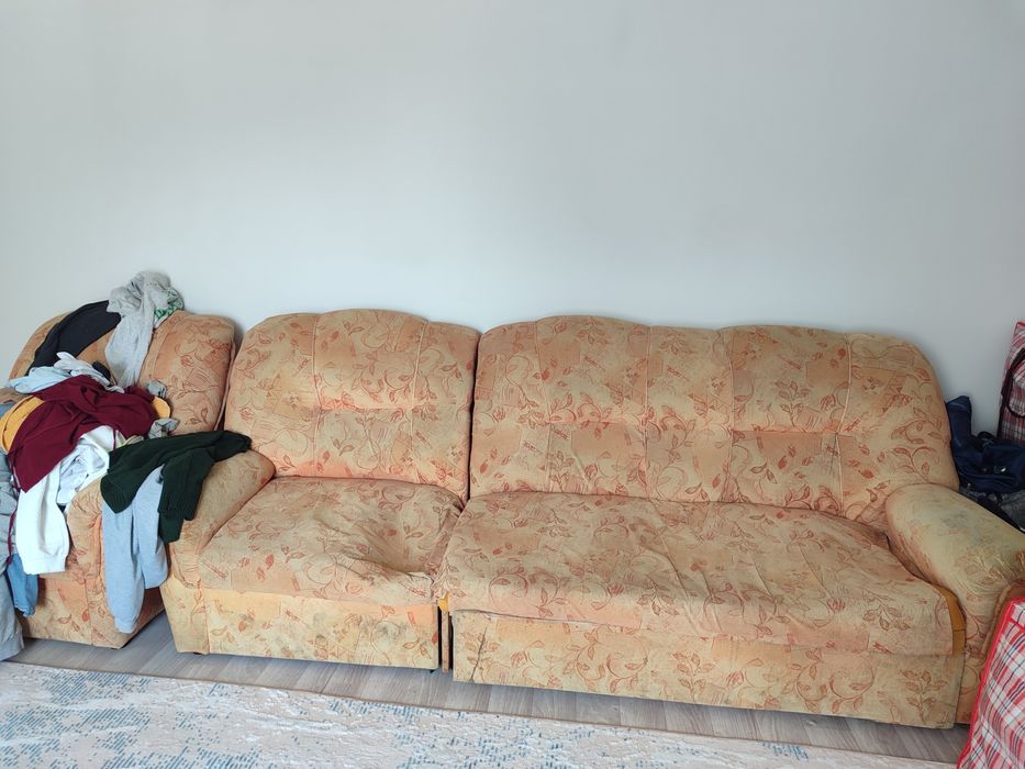 Бесплатно диван с креслом.