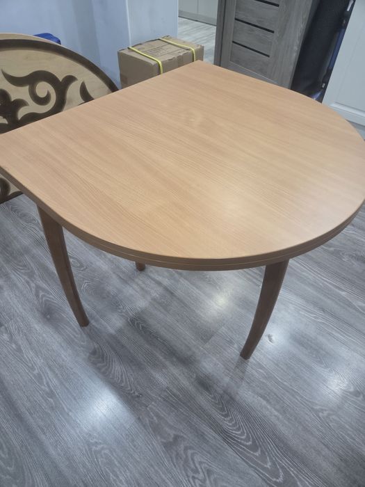 Продам стол ,цвет  орех,раскладывать, р-р 2 м. Б/у в отличном состояни