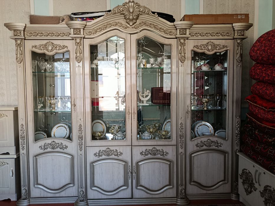 Продаётся сервант