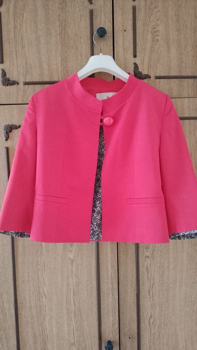 Короткая малиновая пиджак