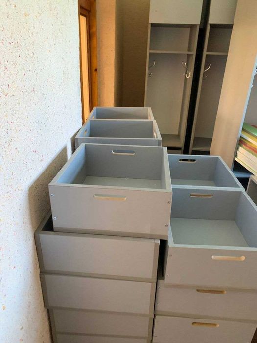 Болалар боғчаси учун таёр мебель бор.