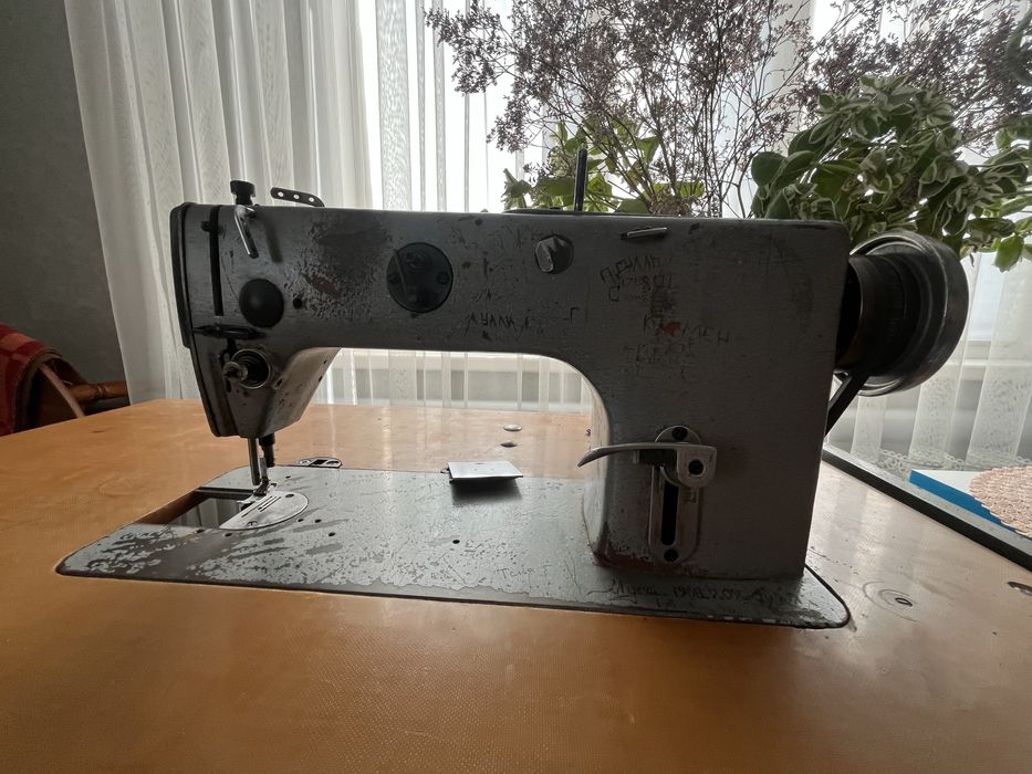 Продам швейную машинку