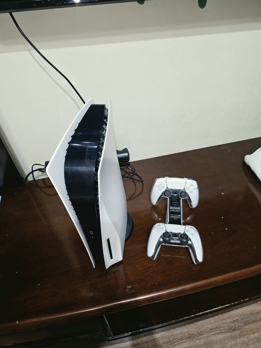 Play Staytion 5 и два  джойстика