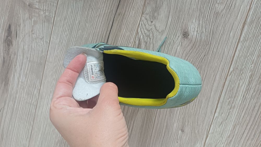 Детски футболни бутонки