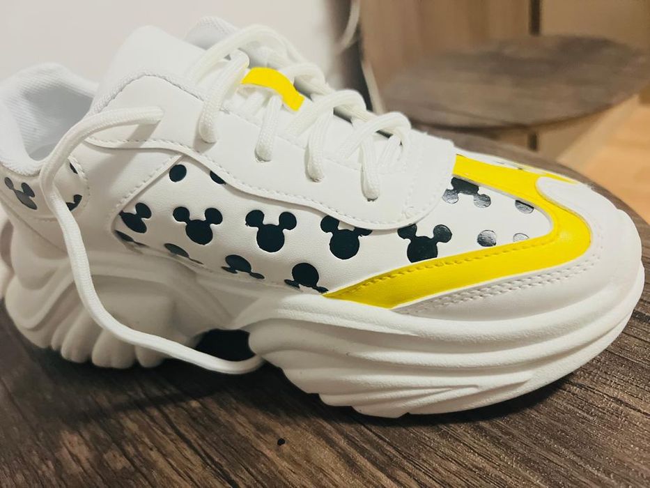 Adidasi pictați manual, tema Disney