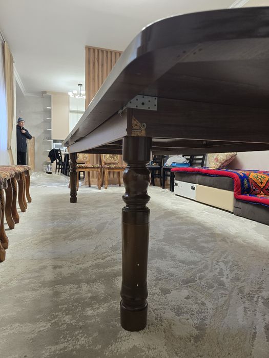 Стол с стульями в хорошем качестве.