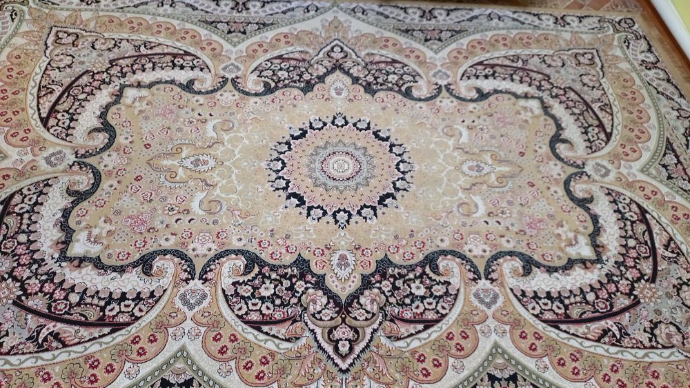 Продам в отличном состоянии ковёр 2.5 × 3 5