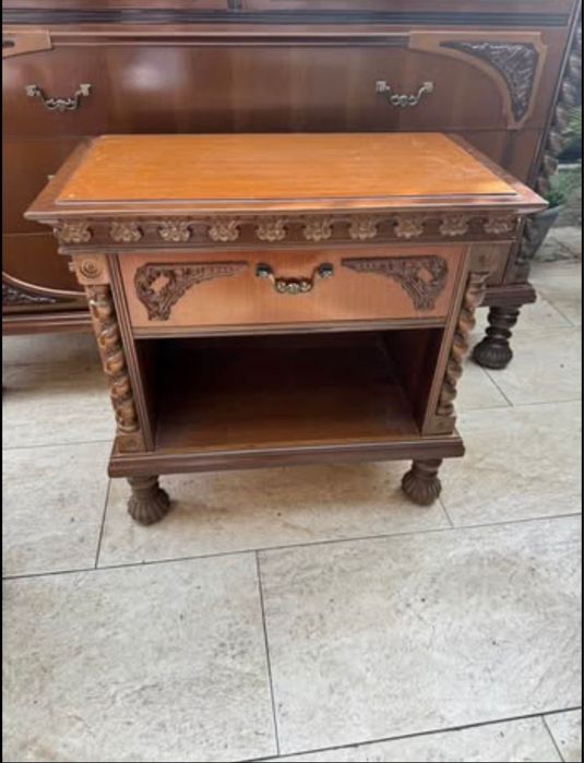 Mobila din lemn masiv,cu sculpturi manuale,foarte bine intretinuta