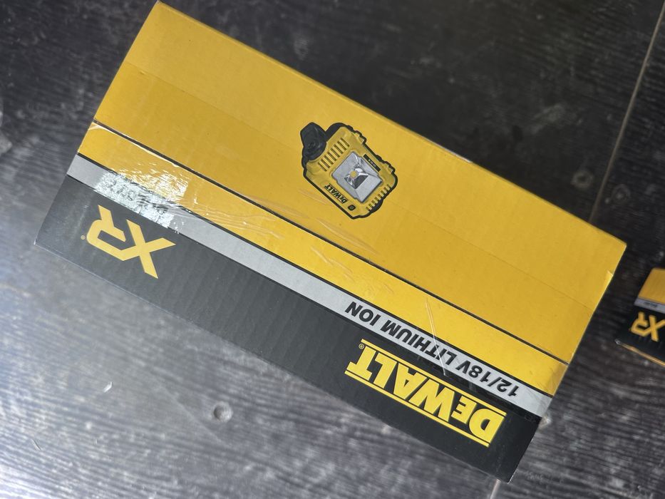 DEWALT DCL077 12-18v. DeWalt DCL050N-XJ