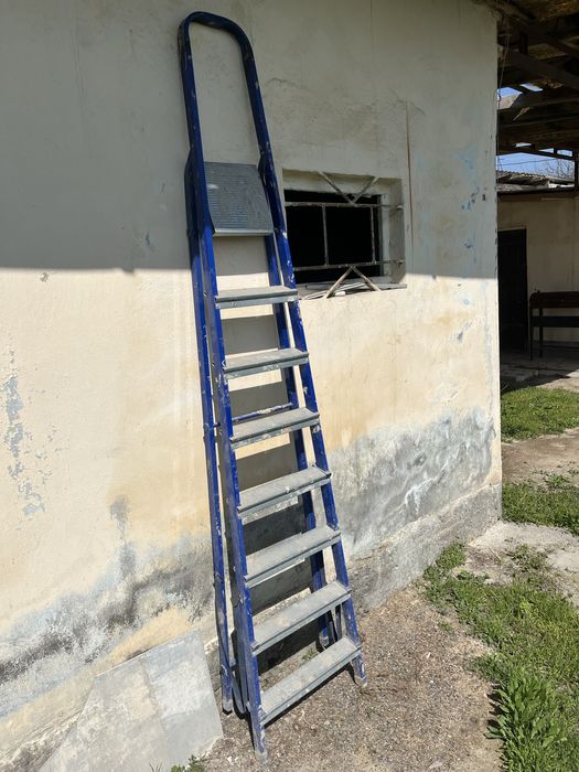 Складная металлическая стремянка (7 ступеней) — прочная и удобная